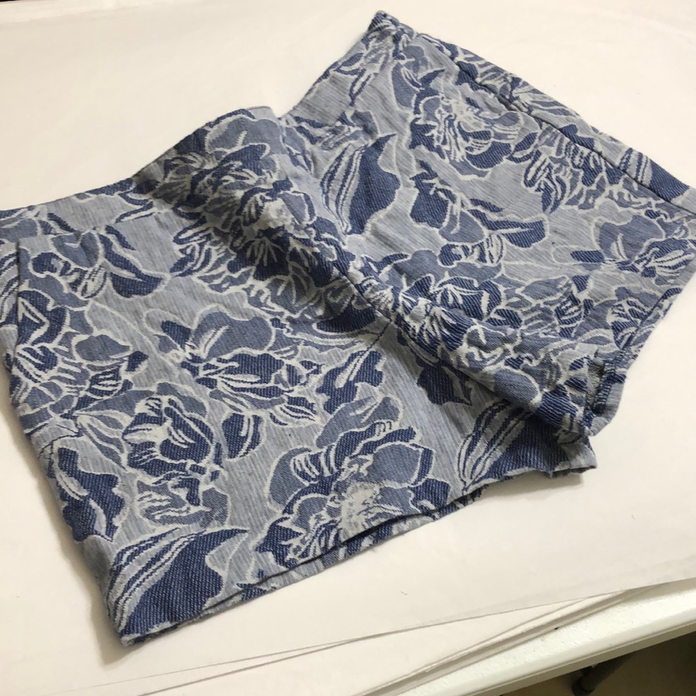 Brocade Design Pull On Shorts Elastic Back Sz M